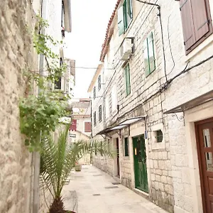 Apartment Luka's Amber In The Center Of, Trogir