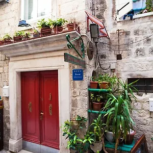 Apartment & Ursa, Trogir